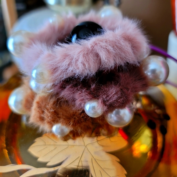 Scrunchies with pearl accents - Picture 3 of 4